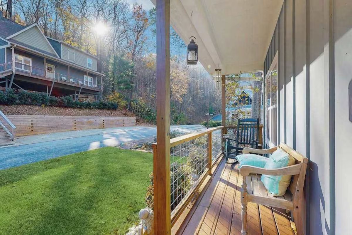 Covered terrace and patio at King Mountain Retreat